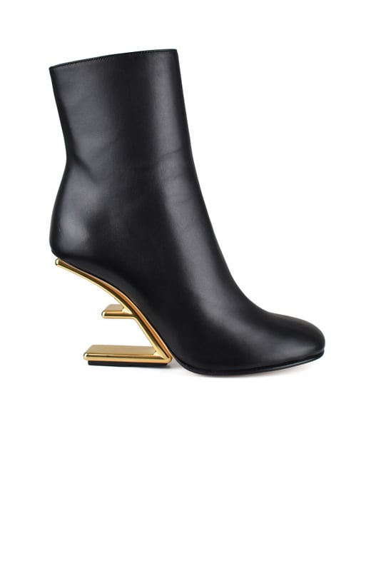 Botines Fendi First de piel lisa negra.Tacón alto diagonal en forma de F en metal dorado.Cierre de cremallera en el lado no visible.  Altura del tacón: 9,5 cm.Puntera redondeada.Made in Italy.