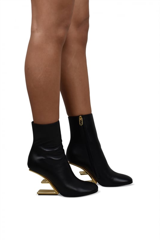 Botines Fendi First de piel lisa negra.Tacón alto diagonal en forma de F en metal dorado.Cierre de cremallera en el lado no visible.  Altura del tacón: 9,5 cm.Puntera redondeada.Made in Italy.