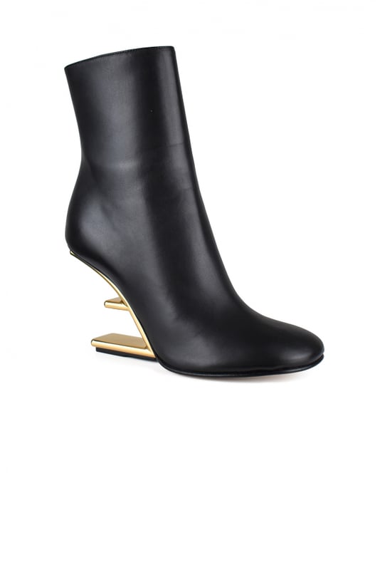 Botines Fendi First de piel lisa negra.Tacón alto diagonal en forma de F en metal dorado.Cierre de cremallera en el lado no visible.  Altura del tacón: 9,5 cm.Puntera redondeada.Made in Italy.