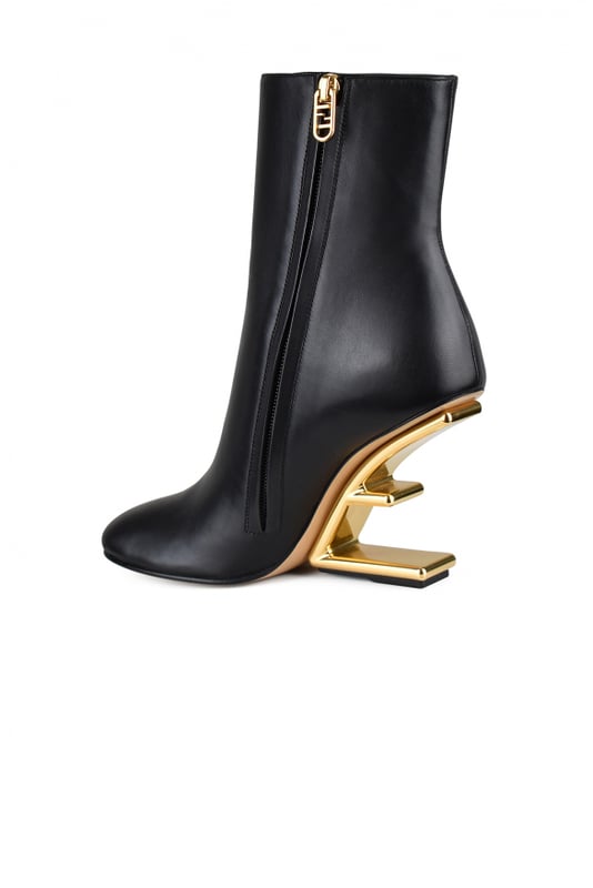 Botines Fendi First de piel lisa negra.Tacón alto diagonal en forma de F en metal dorado.Cierre de cremallera en el lado no visible.  Altura del tacón: 9,5 cm.Puntera redondeada.Made in Italy.