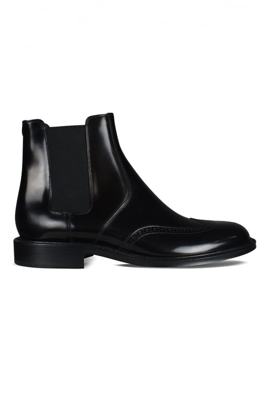 Botas Chelsea Saint Laurent, modelo Army en cuero negro liso.Botas con punta redonda y perforaciones Richelieus en la parte delantera.Inserciones laterales elásticas en los laterales.Talón acanalado.Lengüeta de Grosgrain en la parte trasera.Altura del tacón: 2 cm.Suela de cuero.100% piel de becerro.Made in Italy.