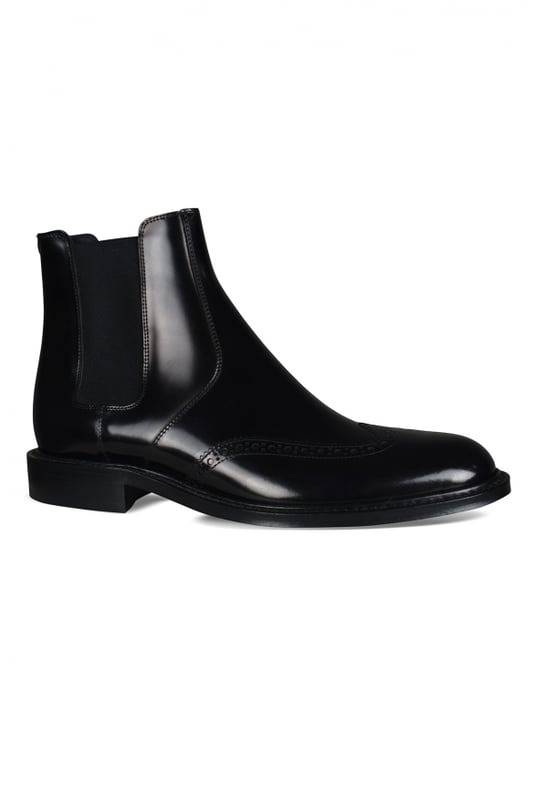 Botas Chelsea Saint Laurent, modelo Army en cuero negro liso.Botas con punta redonda y perforaciones Richelieus en la parte delantera.Inserciones laterales elásticas en los laterales.Talón acanalado.Lengüeta de Grosgrain en la parte trasera.Altura del tacón: 2 cm.Suela de cuero.100% piel de becerro.Made in Italy.