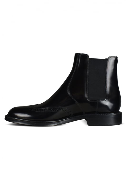 Botas Chelsea Saint Laurent, modelo Army en cuero negro liso.Botas con punta redonda y perforaciones Richelieus en la parte delantera.Inserciones laterales elásticas en los laterales.Talón acanalado.Lengüeta de Grosgrain en la parte trasera.Altura del tacón: 2 cm.Suela de cuero.100% piel de becerro.Made in Italy.