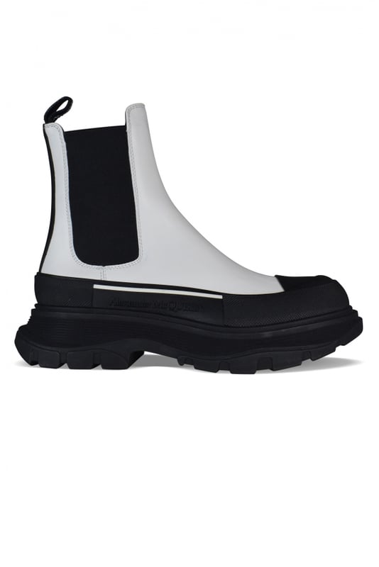 Botas Alexander McQueen Tread Slick.Cuero blanco.Puntera redonda con inserción de goma negra.Panel lateral elástico.Lengüeta en la parte trasera.Suela de goma negra sobredimensionada con el logotipo de la firma.Made in Italy.
