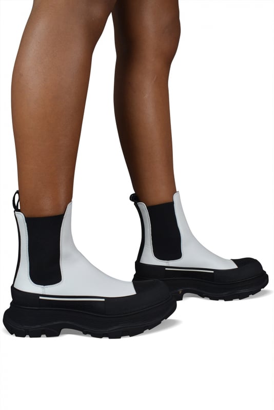Botas Alexander McQueen Tread Slick.Cuero blanco.Puntera redonda con inserción de goma negra.Panel lateral elástico.Lengüeta en la parte trasera.Suela de goma negra sobredimensionada con el logotipo de la firma.Made in Italy.