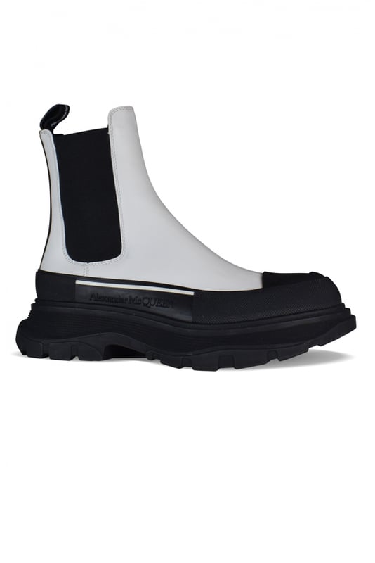 Botas Alexander McQueen Tread Slick.Cuero blanco.Puntera redonda con inserción de goma negra.Panel lateral elástico.Lengüeta en la parte trasera.Suela de goma negra sobredimensionada con el logotipo de la firma.Made in Italy.