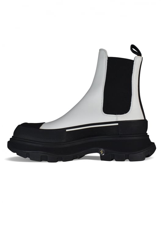 Botas Alexander McQueen Tread Slick.Cuero blanco.Puntera redonda con inserción de goma negra.Panel lateral elástico.Lengüeta en la parte trasera.Suela de goma negra sobredimensionada con el logotipo de la firma.Made in Italy.