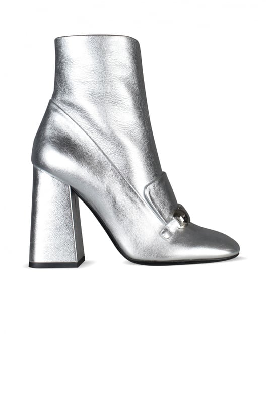 Botas Burberry Silver Brabant en color plata.Cierre de cremallera lateral.Parte superior con círculos plateados.Puntera cuadrada redondeada. Altura del tacón: 4,5 cm.100% cuero.Made in Italy.