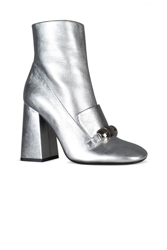 Botas Burberry Silver Brabant en color plata.Cierre de cremallera lateral.Parte superior con círculos plateados.Puntera cuadrada redondeada. Altura del tacón: 4,5 cm.100% cuero.Made in Italy.