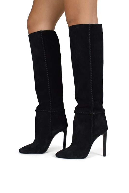 Botas Mica Saint Laurent en ante negro.Costuras trenzadas y efecto drapeado.Altura del tacón 10,5 cm.Suela de cuero.Made in Italy.