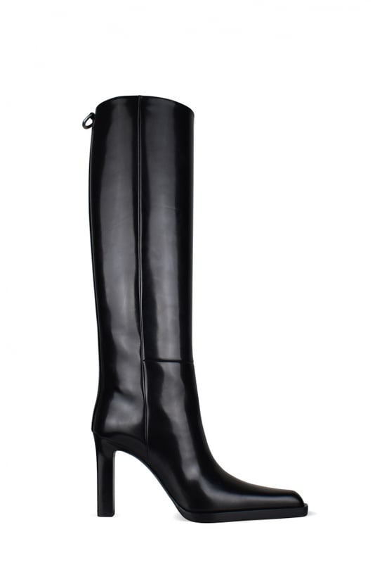 Saint Laurent Stiefel Modell  Nina  aus schwarzem Glanzleder.Silberner Metallring an der Rückseite.Quadratische und spitze Zehenkappe.9,5 cm hoher Absatz.100% Kalbsleder.Made in Italy.