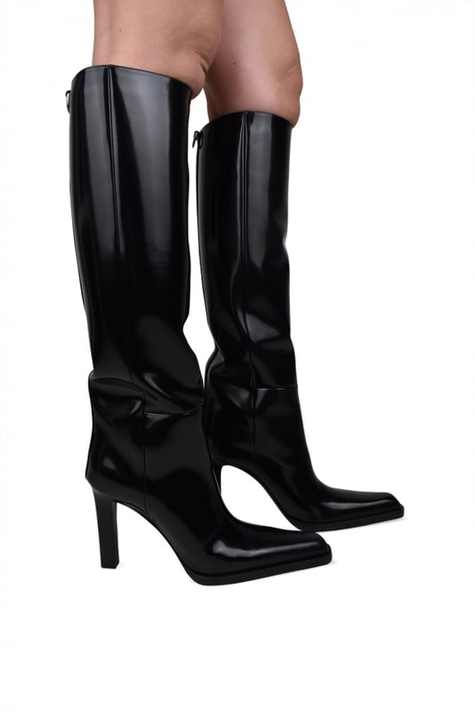Saint Laurent Stiefel Modell  Nina  aus schwarzem Glanzleder.Silberner Metallring an der Rückseite.Quadratische und spitze Zehenkappe.9,5 cm hoher Absatz.100% Kalbsleder.Made in Italy.