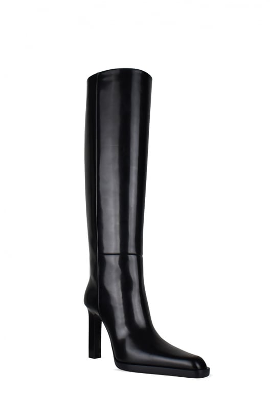 Saint Laurent Stiefel Modell  Nina  aus schwarzem Glanzleder.Silberner Metallring an der Rückseite.Quadratische und spitze Zehenkappe.9,5 cm hoher Absatz.100% Kalbsleder.Made in Italy.