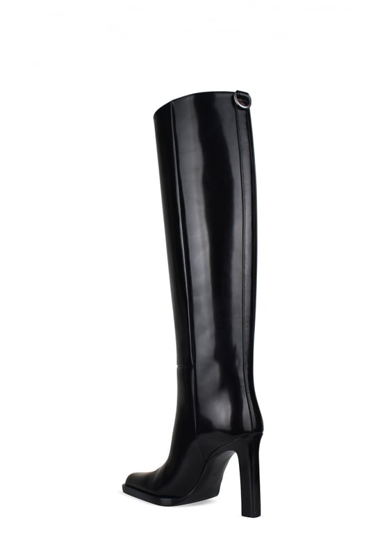 Saint Laurent Stiefel Modell  Nina  aus schwarzem Glanzleder.Silberner Metallring an der Rückseite.Quadratische und spitze Zehenkappe.9,5 cm hoher Absatz.100% Kalbsleder.Made in Italy.