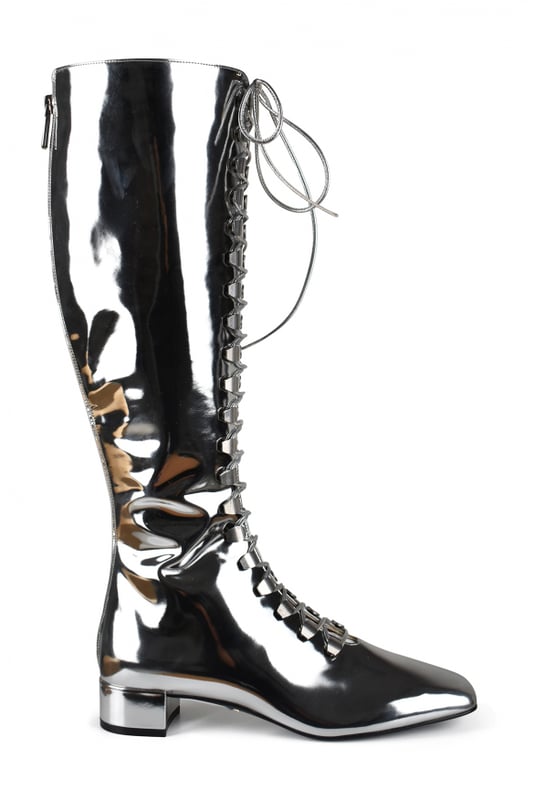 Botas altas Dior Naughtily-D de charol plateado.Cordones de charol en la parte delantera.Cierre de cremallera en la espalda.Tacón en bloque de 3 cm.Suela con logotipo de estrella grabado.100% piel de becerro.Made in Italy.