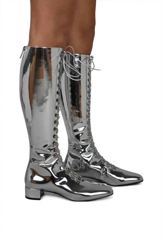 Botas altas Dior Naughtily-D de charol plateado.Cordones de charol en la parte delantera.Cierre de cremallera en la espalda.Tacón en bloque de 3 cm.Suela con logotipo de estrella grabado.100% piel de becerro.Made in Italy.