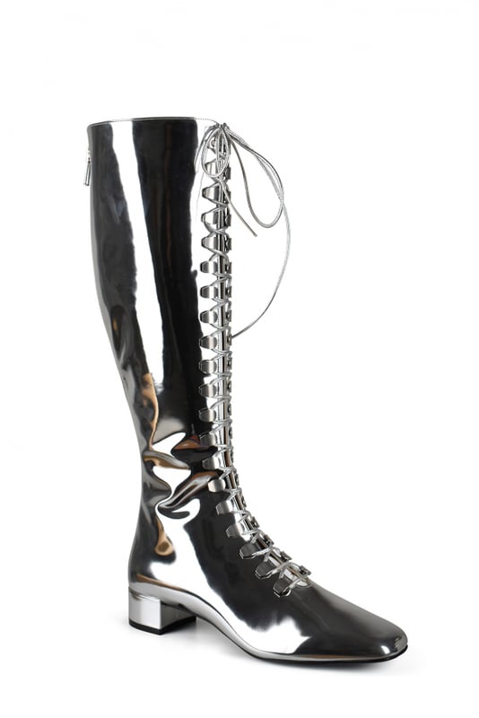 Botas altas Dior Naughtily-D de charol plateado.Cordones de charol en la parte delantera.Cierre de cremallera en la espalda.Tacón en bloque de 3 cm.Suela con logotipo de estrella grabado.100% piel de becerro.Made in Italy.