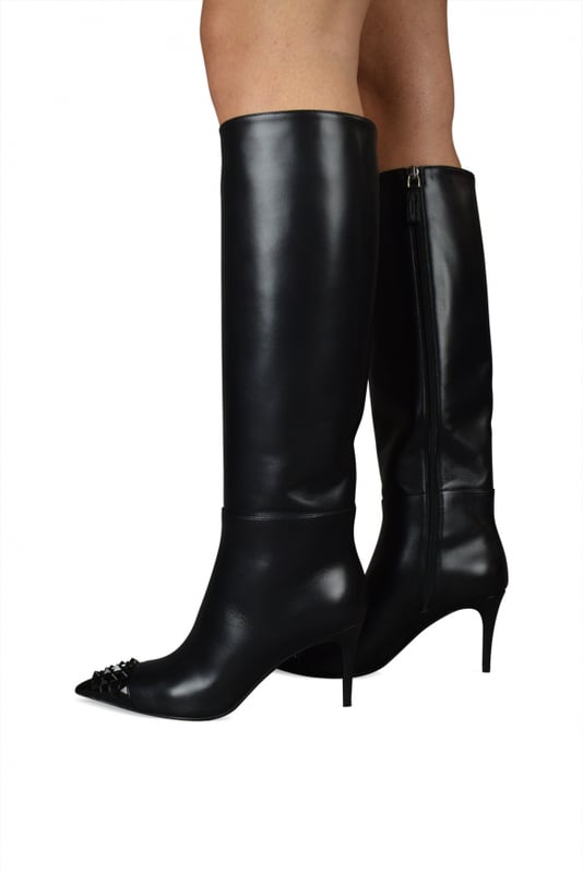 Botas altas Valentino en cuero negro pulido.Punta con las icónicas tachuelas de la casa.Cierre de cremallera en el interior.Talón de la aguja: 8 cm.Made in Italy.
