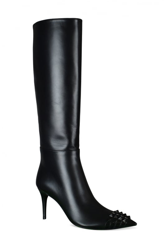 Botas altas Valentino en cuero negro pulido.Punta con las icónicas tachuelas de la casa.Cierre de cremallera en el interior.Talón de la aguja: 8 cm.Made in Italy.