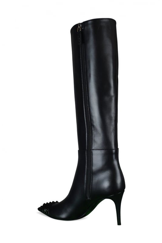 Botas altas Valentino en cuero negro pulido.Punta con las icónicas tachuelas de la casa.Cierre de cremallera en el interior.Talón de la aguja: 8 cm.Made in Italy.
