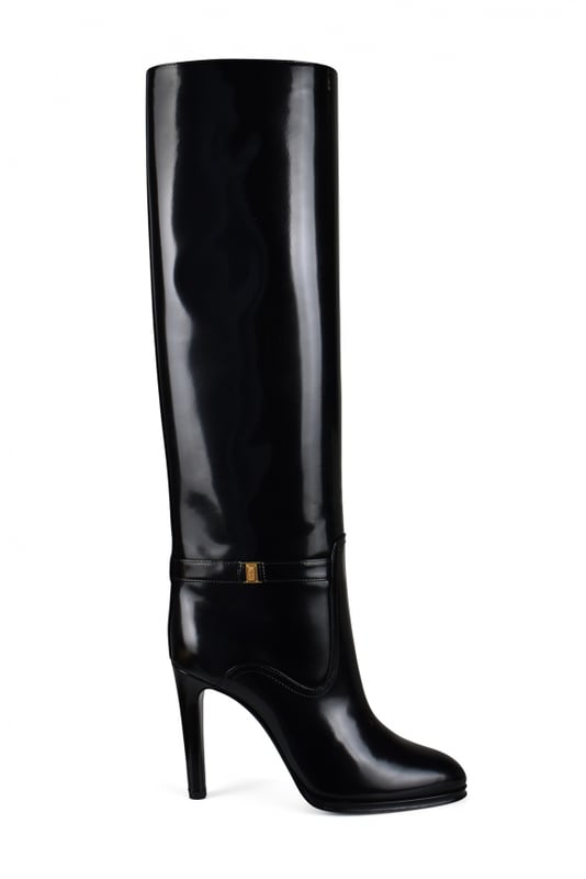 Botas Saint Laurent  Diane  de piel negra brillante.Correa de tobillo con hebilla de cassandra dorada.Punta de almendra.Altura del tacón: 11 cm.100% cuero.Made in Italy.