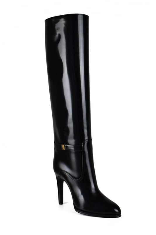 Botas Saint Laurent  Diane  de piel negra brillante.Correa de tobillo con hebilla de cassandra dorada.Punta de almendra.Altura del tacón: 11 cm.100% cuero.Made in Italy.