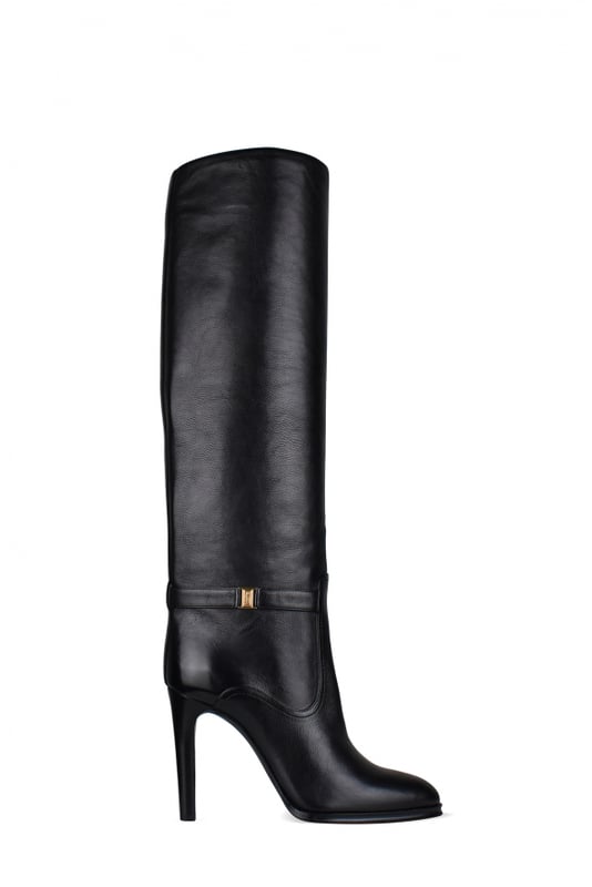Saint Laurent Stiefel Modell  Diane  aus schwarzem, genarbtem Leder.Knöchelriemen mit goldener Cassandra-Schnalle.Zehenkappe in Mandelform.Höhe des Absatzes: 11 cm.100% Leder.Made in Italy.