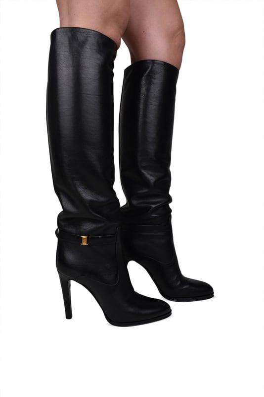 Saint Laurent Stiefel Modell  Diane  aus schwarzem, genarbtem Leder.Knöchelriemen mit goldener Cassandra-Schnalle.Zehenkappe in Mandelform.Höhe des Absatzes: 11 cm.100% Leder.Made in Italy.