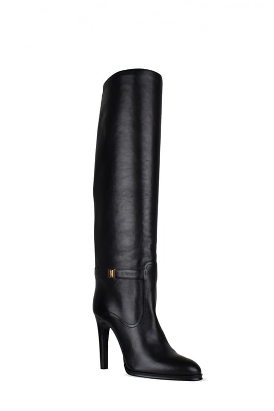 Saint Laurent Stiefel Modell  Diane  aus schwarzem, genarbtem Leder.Knöchelriemen mit goldener Cassandra-Schnalle.Zehenkappe in Mandelform.Höhe des Absatzes: 11 cm.100% Leder.Made in Italy.