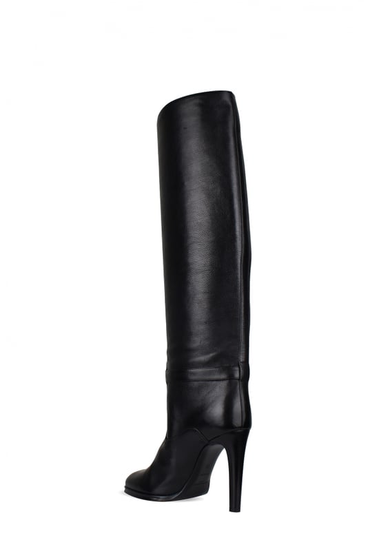 Saint Laurent Stiefel Modell  Diane  aus schwarzem, genarbtem Leder.Knöchelriemen mit goldener Cassandra-Schnalle.Zehenkappe in Mandelform.Höhe des Absatzes: 11 cm.100% Leder.Made in Italy.