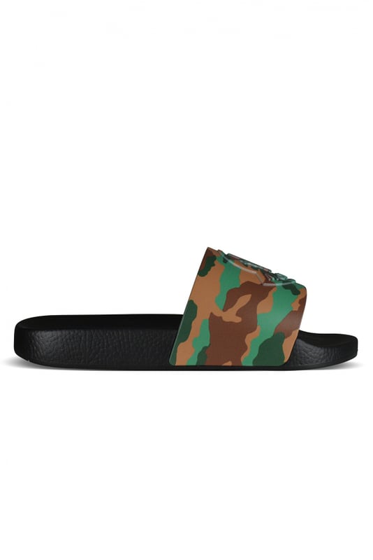 Moncler Basile Tapdans Zwart Zwarte Monlerc-slippers, Basile-model met groen en kaki camouflagepatroon.Bandje met Moncler-logo in reliëf.Open ronde neus.Zwarte rubberen gekerfde zool. Gemaakt in Italië.