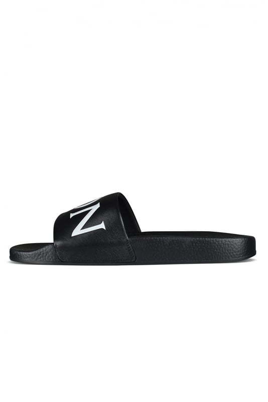 Moncler muiltjes zwart Zwarte Moncler-slippers.Wit logo op de zwartleren tong.Zwarte rubberen zool.Gemaakt in Italië.