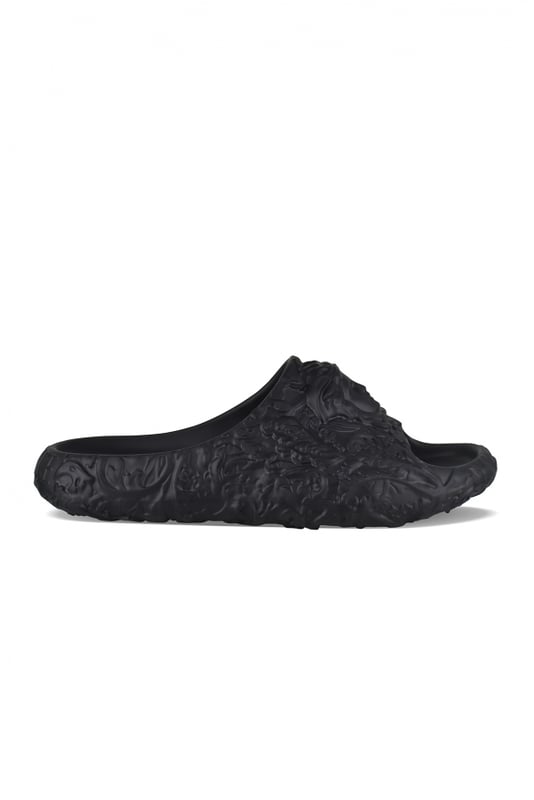 Versace Tapschoenen Medusa Dimension Zwart Medusa Dimension Versace-slippers van zwart rubber.Overal grafisch Medusa-motief in reliëf.Open ronde neus.Logo in reliëf op de hiel.Rubberen zool.Gemaakt in Italië.