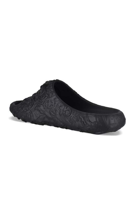 Versace Tapschoenen Medusa Dimension Zwart Medusa Dimension Versace-slippers van zwart rubber.Overal grafisch Medusa-motief in reliëf.Open ronde neus.Logo in reliëf op de hiel.Rubberen zool.Gemaakt in Italië.