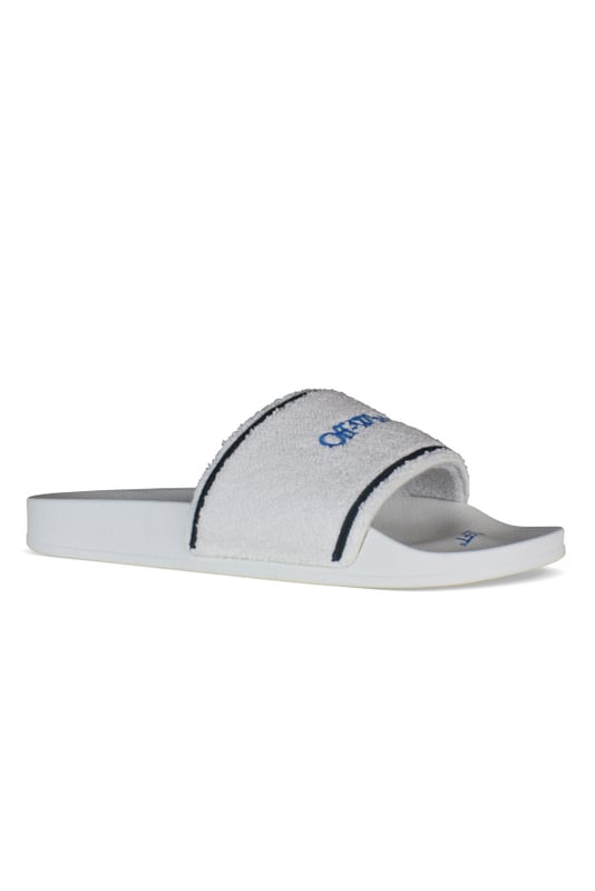 Witte Off-White slippers.In handdoekmateriaal.Blauw geprint logo op de tong.Twee zwarte strepen aan de voorkant. Witte rubberen zool.Gemaakt in Italië.