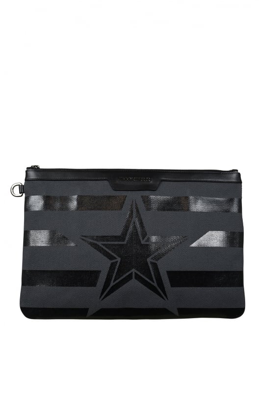 Bolso de mano Derek Jimmy Choo en lona.Rayas y estrellas en la parte delantera.Bolsillos interiores y cierre con cremallera.Dimensiones: largo 26 cm x ancho 38 cm.Made in Italy.