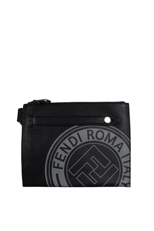 Bolso de mano de Fendi en piel de becerro negra granulada.Logotipo gris impreso en la parte delantera.Asa de cuero con botón de metal.Correa de tela ajustable para el hombro.Cierre de cremallera con lengüeta plateada.Placa interior con el logotipo.Bolsillo interior con cremallera.Tamaño: 19 cm x 23,5 cm.Made in Italy.