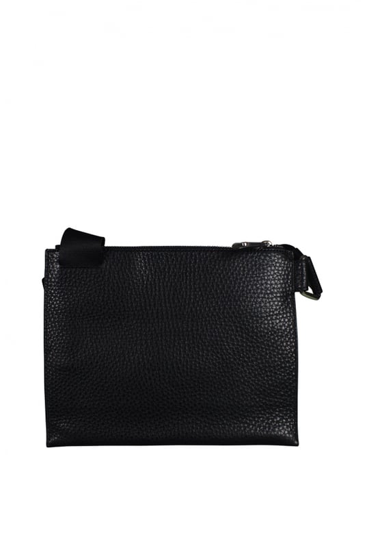 Bolso de mano de Fendi en piel de becerro negra granulada.Logotipo gris impreso en la parte delantera.Asa de cuero con botón de metal.Correa de tela ajustable para el hombro.Cierre de cremallera con lengüeta plateada.Placa interior con el logotipo.Bolsillo interior con cremallera.Tamaño: 19 cm x 23,5 cm.Made in Italy.