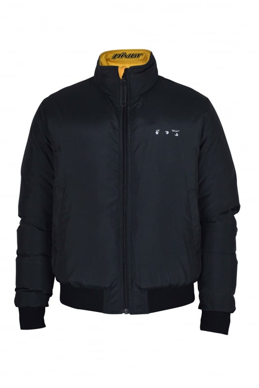 Cazadora acolchada reversible Off-White.Un lado negro con logo blanco en la parte delantera y una cruz blanca en la parte trasera.Un lado amarillo con logo negro en el frente y escritura negra.Bolsillos laterales con cierre de botón.Cintura y mangas elásticas.