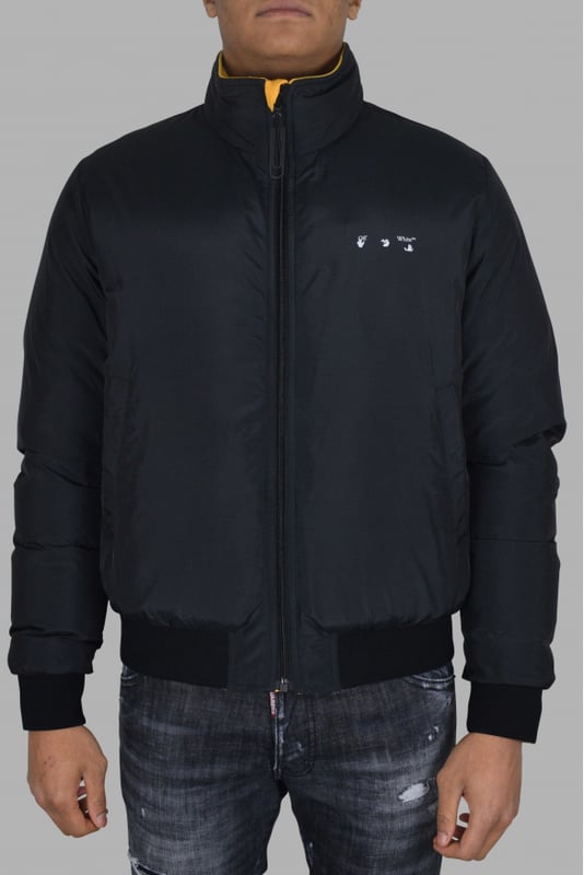 Cazadora acolchada reversible Off-White.Un lado negro con logo blanco en la parte delantera y una cruz blanca en la parte trasera.Un lado amarillo con logo negro en el frente y escritura negra.Bolsillos laterales con cierre de botón.Cintura y mangas elásticas.