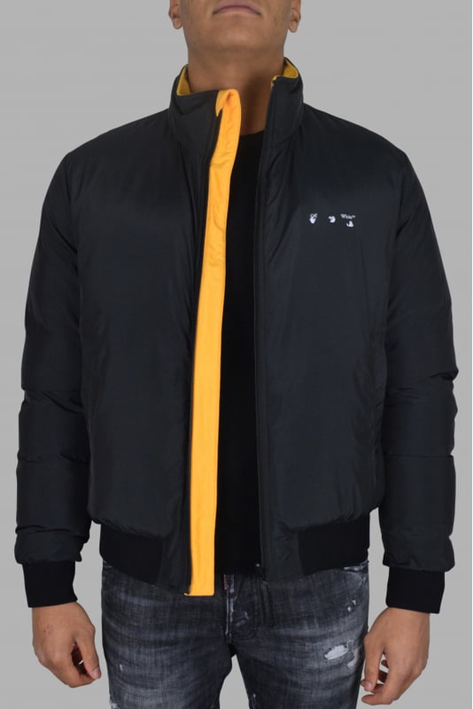 Cazadora acolchada reversible Off-White.Un lado negro con logo blanco en la parte delantera y una cruz blanca en la parte trasera.Un lado amarillo con logo negro en el frente y escritura negra.Bolsillos laterales con cierre de botón.Cintura y mangas elásticas.