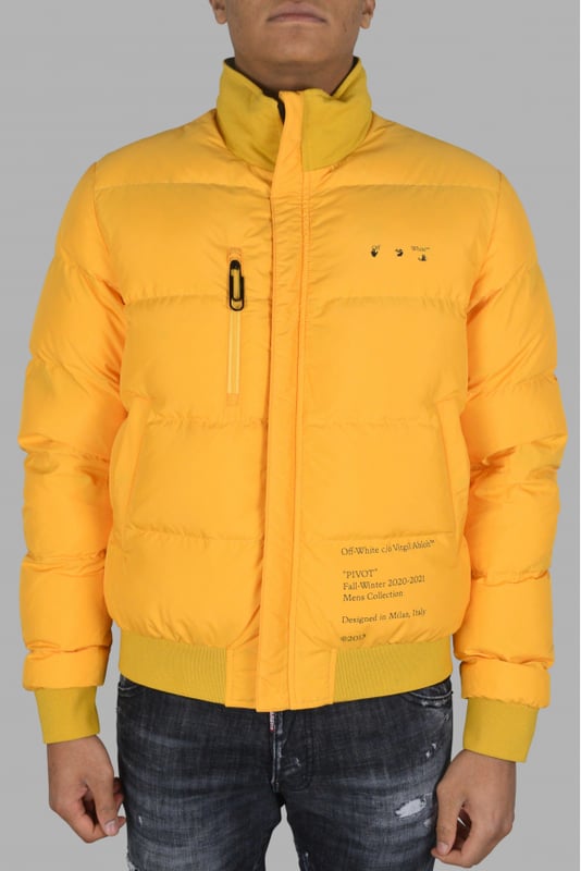 Cazadora acolchada reversible Off-White.Un lado negro con logo blanco en la parte delantera y una cruz blanca en la parte trasera.Un lado amarillo con logo negro en el frente y escritura negra.Bolsillos laterales con cierre de botón.Cintura y mangas elásticas.