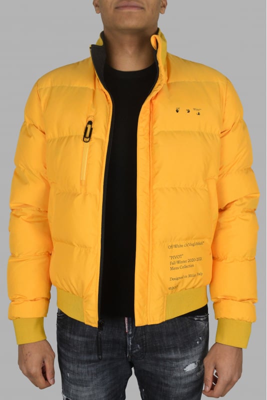 Cazadora acolchada reversible Off-White.Un lado negro con logo blanco en la parte delantera y una cruz blanca en la parte trasera.Un lado amarillo con logo negro en el frente y escritura negra.Bolsillos laterales con cierre de botón.Cintura y mangas elásticas.