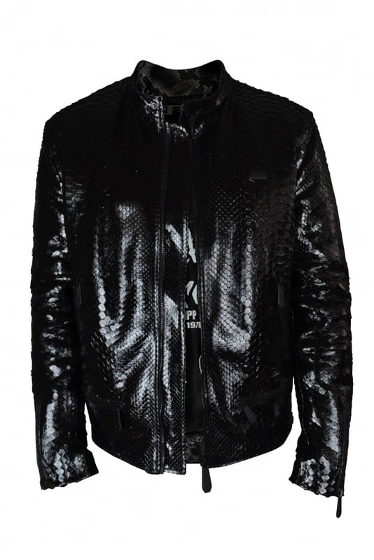Chaqueta Philipp Plein en pitón negro.Cuello mao con botón de presión.Cierre frontal con cremallera.Mangas y bolsillos laterales con cierre de cremallera.Canesú metálico con logotipo en la parte delantera.Canesú metálico negro de Philipp Plein en la espalda.Colección limitada.