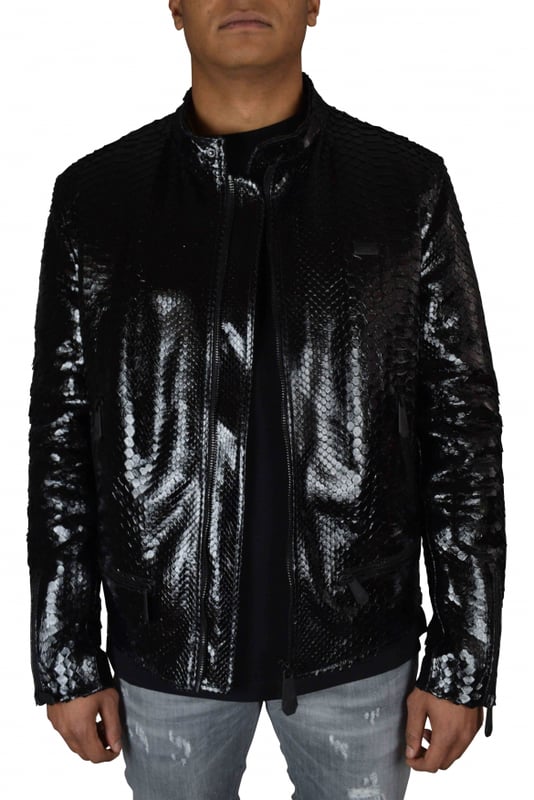 Chaqueta Philipp Plein en pitón negro.Cuello mao con botón de presión.Cierre frontal con cremallera.Mangas y bolsillos laterales con cierre de cremallera.Canesú metálico con logotipo en la parte delantera.Canesú metálico negro de Philipp Plein en la espalda.Colección limitada.