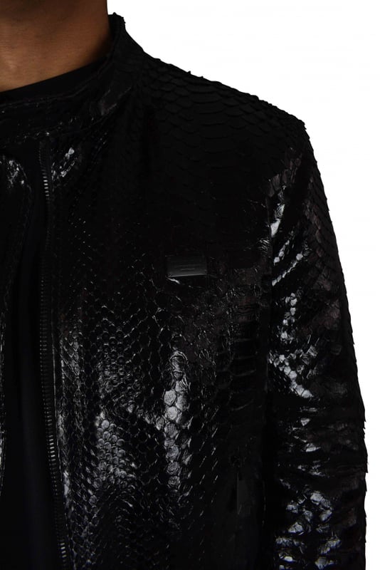 Chaqueta Philipp Plein en pitón negro.Cuello mao con botón de presión.Cierre frontal con cremallera.Mangas y bolsillos laterales con cierre de cremallera.Canesú metálico con logotipo en la parte delantera.Canesú metálico negro de Philipp Plein en la espalda.Colección limitada.