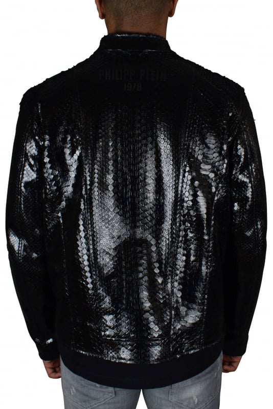 Chaqueta Philipp Plein en pitón negro.Cuello mao con botón de presión.Cierre frontal con cremallera.Mangas y bolsillos laterales con cierre de cremallera.Canesú metálico con logotipo en la parte delantera.Canesú metálico negro de Philipp Plein en la espalda.Colección limitada.