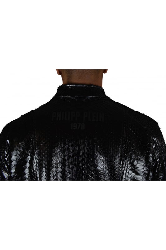 Chaqueta Philipp Plein en pitón negro.Cuello mao con botón de presión.Cierre frontal con cremallera.Mangas y bolsillos laterales con cierre de cremallera.Canesú metálico con logotipo en la parte delantera.Canesú metálico negro de Philipp Plein en la espalda.Colección limitada.
