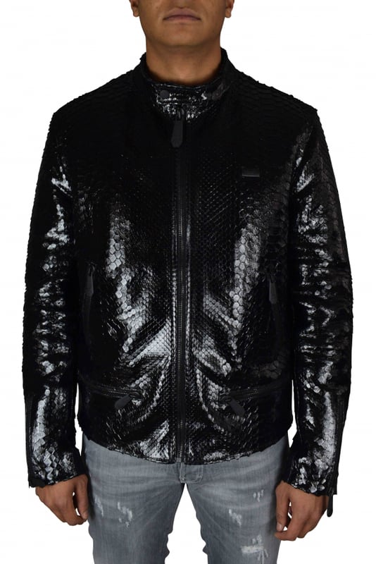 Chaqueta Philipp Plein en pitón negro.Cuello mao con botón de presión.Cierre frontal con cremallera.Mangas y bolsillos laterales con cierre de cremallera.Canesú metálico con logotipo en la parte delantera.Canesú metálico negro de Philipp Plein en la espalda.Colección limitada.