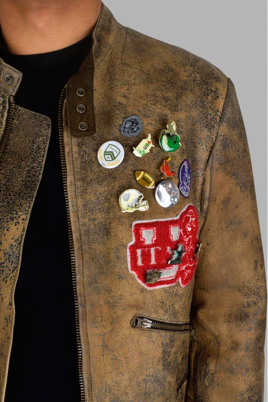 Golden Goose bruin oud leren jack.Zak met ritssluiting en decoratieve ritssluitingen aan de voorzijde.Ronde hals.100% leer.Made in Italy.